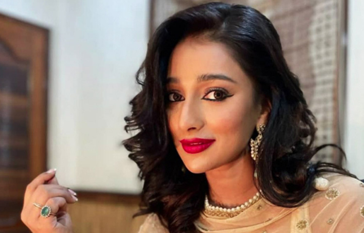 ১৯৮৬ সালের এই দিনে কলকাতায় তার জন্ম। নাচ ধুম মাচা লে রিয়েলিটি শো এর মাধ্যমে রঙিন দুনিয়ায় পা রাখেন সায়ন্তিকা। এরপরে তিনি টার্গেট, হ্যাংওভার, মনে পড়ে আজও সেই দিনসহ বেশকিছু সিনেমায় অভিনয় করেন।