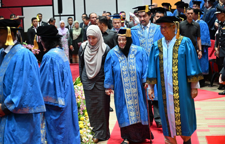 এ সময় লাল গালিচা সংবর্ধনা দেওয়া হয় শান্তিতে নোবেলজয়ী এই অর্থনীতিবিদকে।