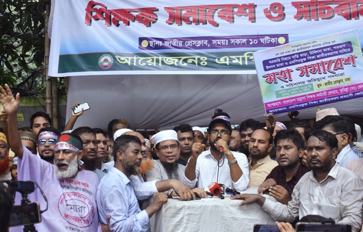 সমাবেশে অংশ নেওয়া এক শিক্ষক বলেন, শান্তিপূর্ণ পরিবেশের জন্য আমাদের প্রতিনিধি দলের সদস্যরা সচিবালয়ে গেছেন। আমরা এখানে তাদের ফিরে আসার অপেক্ষায় আছি। নিশ্চয়ই শিক্ষা উপদেষ্টার সঙ্গে কথা বলে আমাদের জন্য সুবার্তা নিয়ে আসবেন।