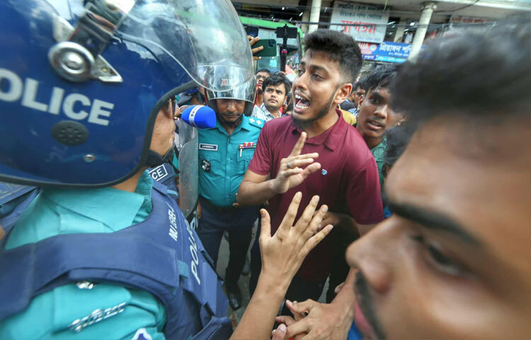 সংঘর্ষের কারণ না জানা গেলেও এখন পর্যন্ত এ ঘটনায় তিন থেকে চারজন শিক্ষার্থী আহত হয়েছেন বলে তথ্য পাওয়া গেছে।