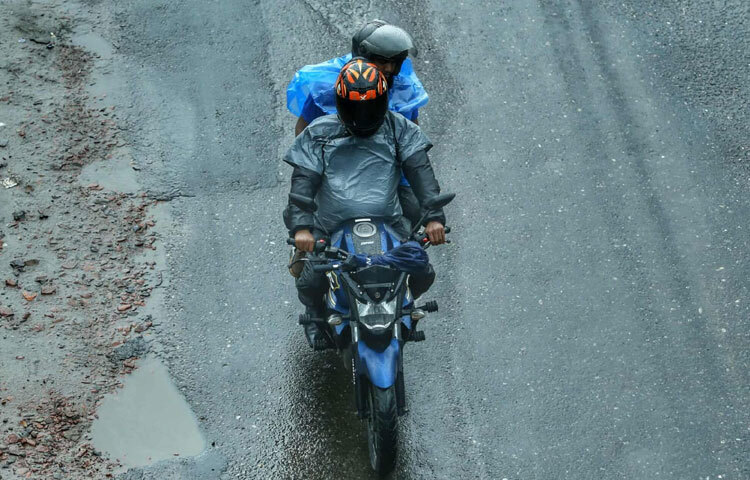 এ রকম দিন ঢাকার মানুষের জীবনের ছোট ছোট গল্পকে আরও নরম করে, আরও আবেগঘন করে তোলে।