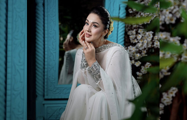 অনেকেই মন্তব্য করছেন, নতুন প্রেমে মজেছেন নায়িকা। কেউ কেউ জানিয়েছেন শুভ কামনা।