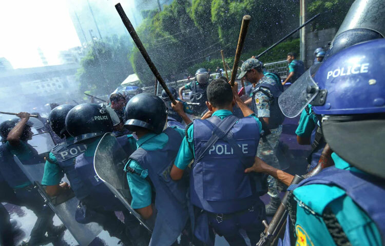 বর্তমানে শাহবাগ এলাকায় অতিরিক্ত পুলিশ মোতায়েন করা হয়েছে। যান চলাচল স্বাভাবিক করার চেষ্টা চলছে।