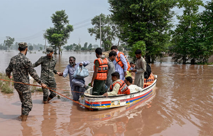 ভয়াবহ বন্যা পরিস্থিতির মধ্যে পাকিস্তানের পাঞ্জাব সরকার বড় উদ্ধার অভিযান শুরু করেছে। প্রদেশজুড়ে ১৪ লাখের বেশি মানুষ বন্যায় ক্ষতিগ্রস্ত হয়েছে এবং চেনাব নদীর পানি বিপজ্জনকভাবে বেড়েছে। ছবি: এএফপি (ফাইল)