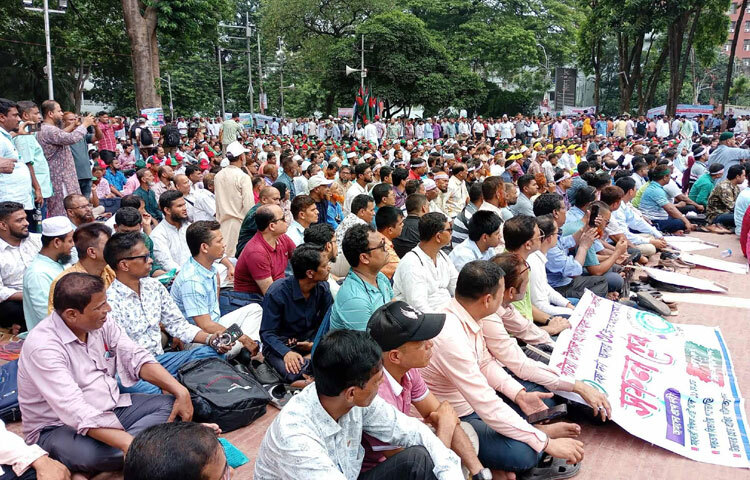 তিন দফা দাবি আদায়ে দীর্ঘদিন ধরেই প্রাথমিকের শিক্ষকরা আন্দোলন করে আসছেন। চলতি বছরের ৫ মে থেকে ১৫ মে পর্যন্ত সারা দেশের সব সরকারি প্রাথমিক বিদ্যালয়ে সব কর্মদিবসে এক ঘণ্টা করে কর্মবিরতি শুরু করেন তারা। এরপর ১৭ মে থেকে দুই ঘণ্টা এবং ২১ মে থেকে ২৫ মে পর্যন্ত আধাবেলা কর্মবিরতি পালন করেন শিক্ষকরা।