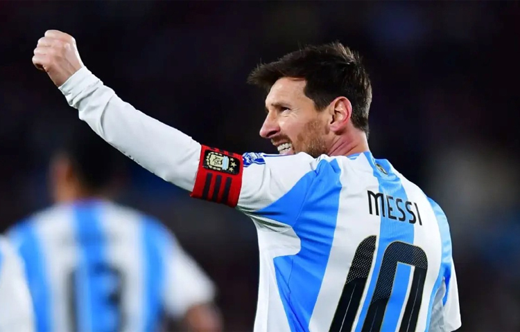 আর্জেন্টিনার মাটিতে জাতীয় দলের জার্সিতে আর প্রতিযোগিতামূলক ম্যাচ খেলবেন না লিওনেল মেসি। আজ ভোরে ২০২৬ বিশ্বকাপ লাতিন আমেরিকা অঞ্চল বাছাইপর্বে ভেনেজুয়েলার বিপক্ষে ম্যাচটিই ছিল ঘরের মাঠে তার শেষ ম্যাচ। ছবি: সংগৃহীত