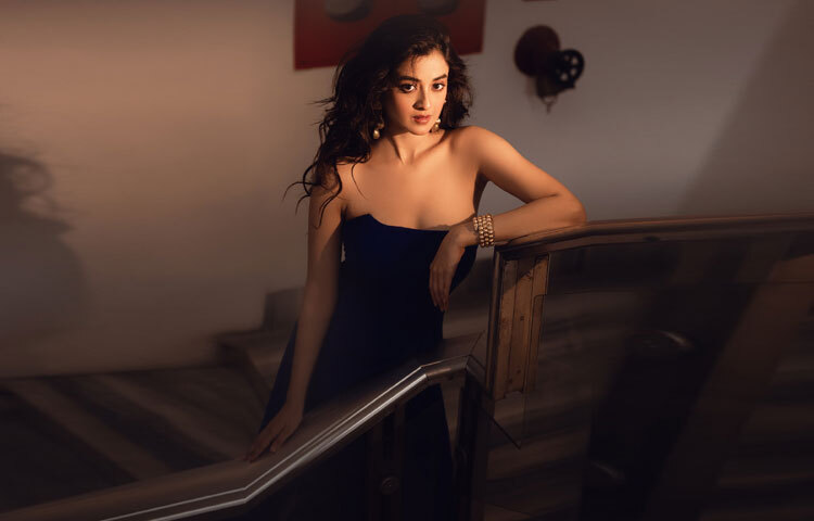 রয়্যাল ব্লু, বডি-ফিটিং গাউনে তিনি ক্যামেরার ফ্রেমে যেন জাদু ছড়িয়ে দিয়েছেন।