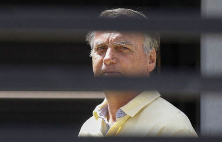 সেনা অভ্যুত্থানের ষড়যন্ত্রের অভিযোগে দোষী প্রমাণিত হওয়ায় ব্রাজিলের সাবেক প্রেসিডেন্ট জাইর বলসোনারোকে ২৭ বছর তিন মাসের কারাদণ্ড দিয়েছেন দেশটির সর্বোচ্চ আদালত। ছবি: এএফপি