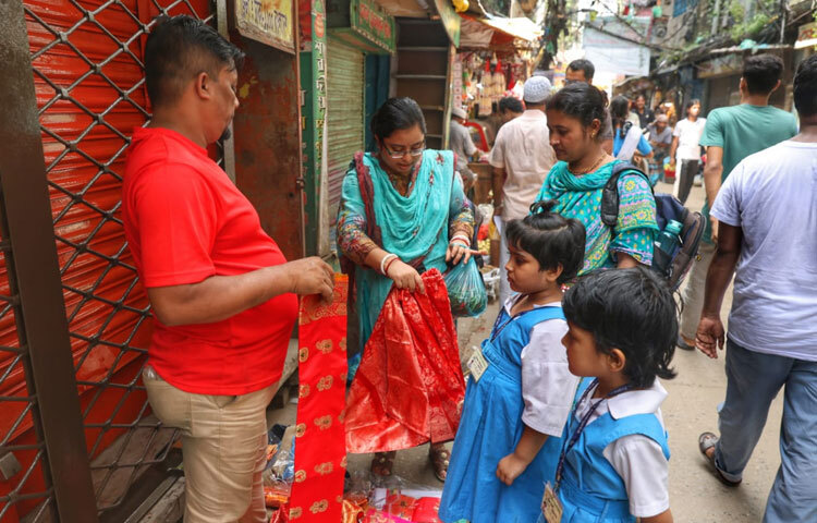শিশু থেকে বৃদ্ধ, প্রায় সবাই যেন উৎসবের প্রস্তুতির অংশ হয়ে ওঠেন।
