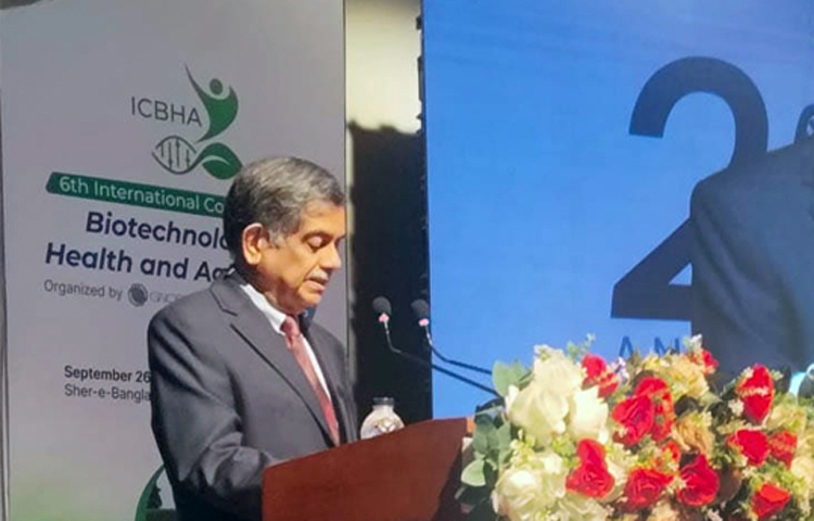 ষষ্ঠ আন্তর্জাতিক স্বাস্থ্য ও কৃষি বিষয়ক বায়োটেকনোলজি সম্মেলনের উদ্বোধনী অধিবেশনে বক্তব্য রাখছেন শিক্ষা উপদেষ্টা অধ্যাপক ড. সি আর আবরার। ছবি: জাগো নিউজ