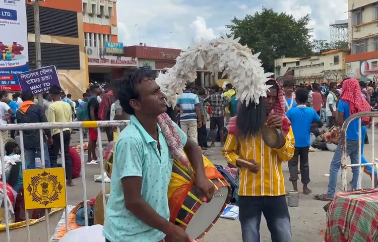 মুর্শিদাবাদের বাপন দাসও একই গল্প বললেন, প্রত্যেক বছর পাঁচ দিনের জন্য আসি, তারপর আবার গ্রামে ফিরি।