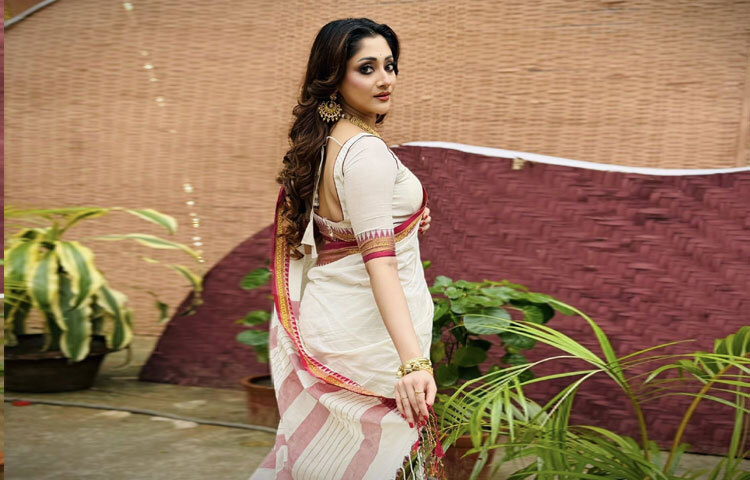 শারদীয় দুর্গাপূজা শুধু ধর্মীয় অনুষ্ঠান নয়, এটি বাঙালি সংস্কৃতির প্রাণ। এখানে নারীসত্তার শক্তি, সৌন্দর্য আর উদযাপন মিলেমিশে একাকার হয়ে যায়। পূজা চেরীর সাজ সেই শক্তি ও সৌন্দর্যের প্রতিচ্ছবি হিসেবেই ধরা দিয়েছে।