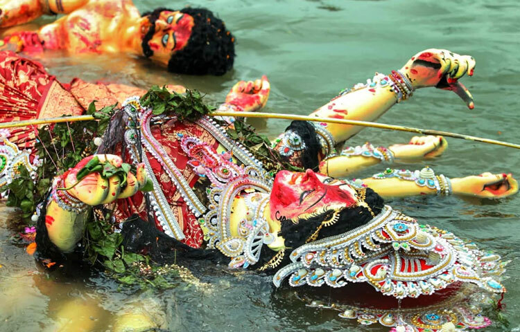 ভক্ত-অনুরাগীরা গান-বাজনা ও উল্লাসে মেতে উঠে দেবী দুর্গার প্রতিমা নৌকায় তোলেন। এরপর বুড়িগঙ্গার বুকে ধীরে ধীরে বিসর্জন দেওয়া হয় দেবীকে।
