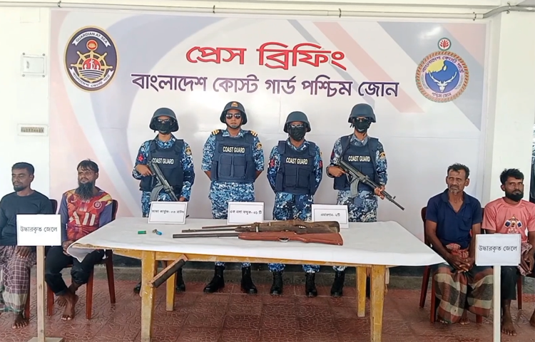 সুন্দরবনের দুর্ধর্ষ ডাকাত জাহাঙ্গীর বাহিনীর আস্তানা থেকে জিম্মি থাকা চার জেলেকে উদ্ধার করেছে কোস্টগার্ড। এসময় অস্ত্র ও গোলাবারুদ উদ্ধার করা হয়। কোস্টগার্ড মিডিয়া কর্মকর্তা লেফটেন্যান্ট কমান্ডার সিয়াম-উল-হক বিষয়টি নিশ্চিত করেন। ছবি: জাগো নিউজ