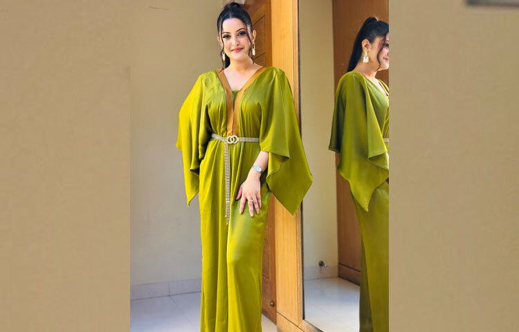 চুলের দুই পাশে খোলা স্ট্র্যান্ডস, কানে লম্বা স্টেটমেন্ট দুল, চোখে গাঢ় আইলাইনার আর ঠোঁটে মেরুন লিপকালার-সব মিলিয়ে এক অনন্য বোল্ড অথচ নান্দনিক আবেদন।