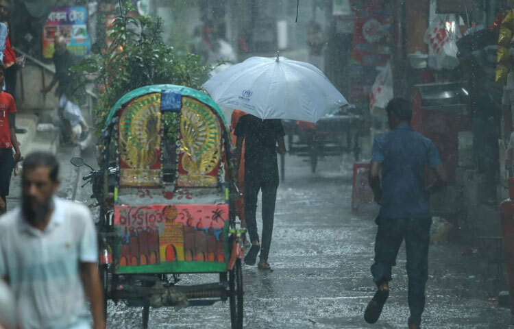 কেউ দোকানের ছাউনির নিচে, কেউ বাসস্ট্যান্ডের গায়ে ঠেস দিয়ে দাঁড়িয়ে।