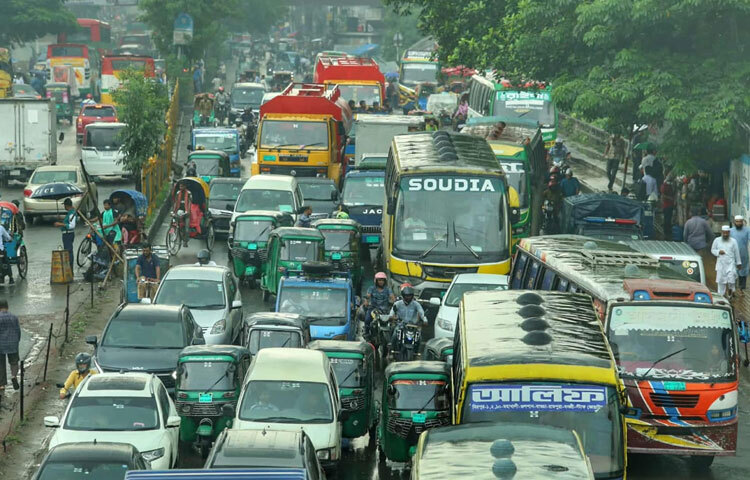 বৃষ্টির কারণে রাস্তায় পানির জমে যাওয়া এবং যানবাহনের ধীরগতির কারণে যানজট সৃষ্টি হচ্ছে।