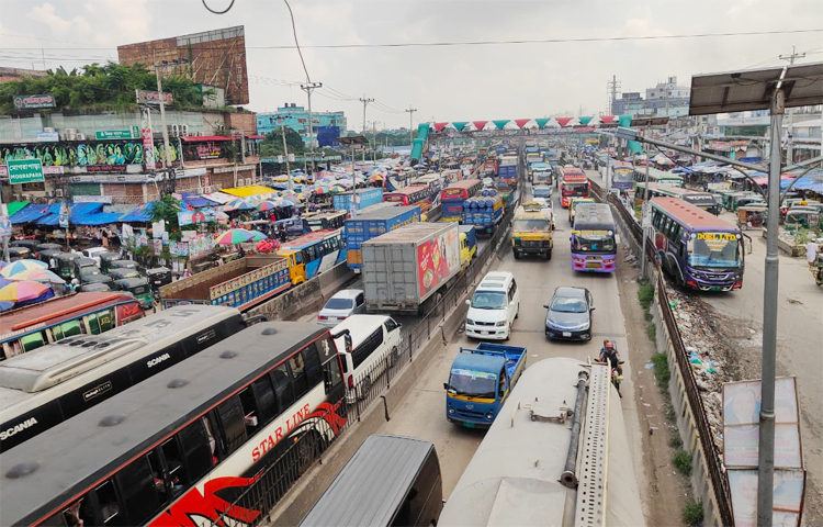 সাপ্তাহিক ছুটির দিনেও ঢাকা-চট্টগ্রাম ও ঢাকা-সিলেট মহাসড়কের সোনারগাঁ অংশে তীব্র যানজট সৃষ্টি হয়েছে। এতে চরম ভোগান্তিতে পড়েছে যাত্রী এবং যানবাহন চালকরা। হাইওয়ে পুলিশ বলছে, গাড়ি বিকল ও সড়কে খানাখন্দের ফলে যানজটের সৃষ্টি হয়। আজ সকাল ১০টা থেকে দুই মহাসড়কে যানজটের কবলে পড়ে মানুষ। ছবি: জাগো নিউজ