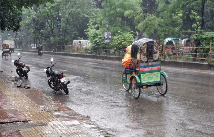 ঢাকা শহর বৃষ্টিতে যেমন ভিজে যায়, তেমনি ভিজে যায় তার মানুষও। একদিকে বিরক্তি, অন্যদিকে একফোঁটা স্বস্তি।