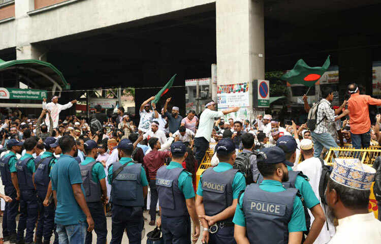 এর আগে দুপুরে প্রেস ক্লাবের সামনের সড়ক থেকে সরে শহীদ মিনারে অবস্থান নেওয়ার ঘোষণা দেন জাতীয়করণপ্রত্যাশী জোটের নেতারা।