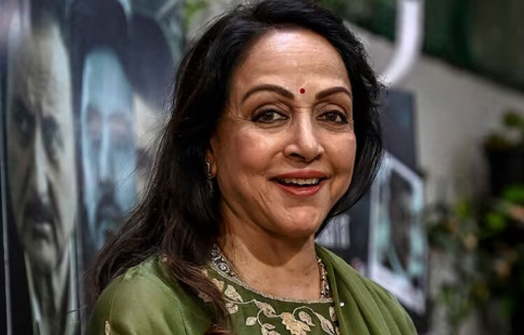 ‘সীতা অউর গীতা’য় তার দ্বৈত চরিত্র ছিল যেন নারীর দুই রূপের প্রতিচ্ছবি-নরম আর শক্ত, লাজুক আর সাহসী। তার চোখে ছিল আত্মবিশ্বাস, তার হাঁটায় ছিল সৌন্দর্যের ভাষা আর সংলাপে ছিল এক নারীকে নিজের জায়গা জিতে নেওয়ার বার্তা।