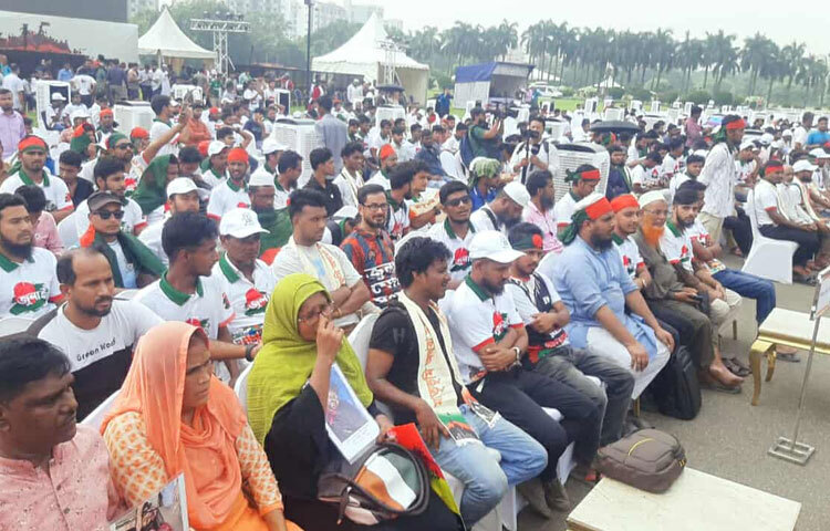 আগে থেকেই জুলাই যোদ্ধাদের একাংশ জাতীয় সংসদ ভবনের সামনে অবস্থান করছিলেন। সংসদ ভবনের ভেতরে যোদ্ধাদের আরেক অংশ অনুষ্ঠানস্থলে ছিলেন।