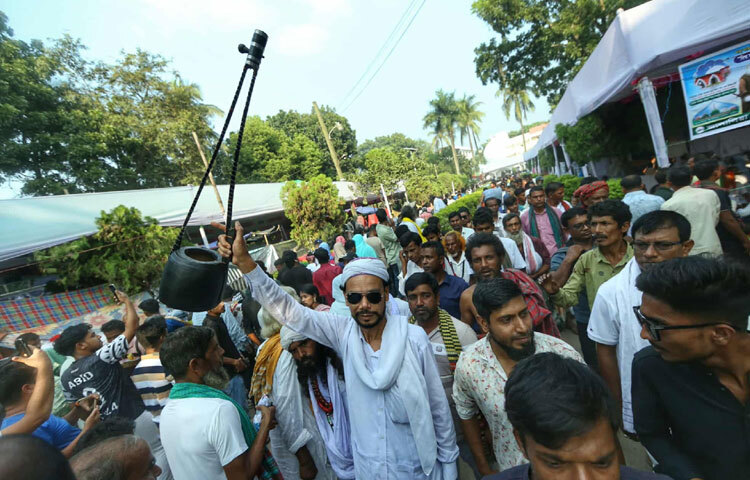 দিনভর চলে সুফি ও বাউল দর্শনের আলোচনা। প্রবীণ ফকির ও সাধুরা ব্যাখ্যা দেন লালনের মানবধর্ম, তার আত্মদর্শন ও সামাজিক চেতনা নিয়ে। তারা বলেন, লালন সাঁই ছিলেন ধর্মীয় প্রথার বাইরের এক মুক্ত আত্মা। তিনি মানুষকে শিখিয়েছেন, ‘মানুষই যদি মানুষকে না চেনে, তবে আল্লাহ বা ভগবানকে চেনা অসম্ভব।’