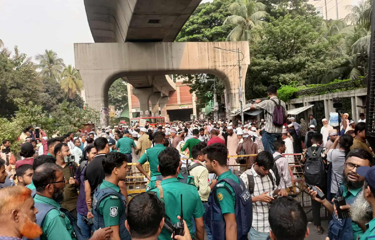 জাতীয়করণের প্রতিশ্রুতি দ্রুত বাস্তবায়নসহ মোট ৫ দাবিতে আন্দোলনরত স্বতন্ত্র ইবতেদায়ি মাদরাসা শিক্ষকরা আড়াই ঘণ্টা পর সড়ক ছেড়েছেন। এরপর পল্টন থেকে প্রেস ক্লাবগামী যানবাহন চলাচল স্বাভাবিক হয়। আজ বিকেল ৩টার পর প্রেস ক্লাবের সামনের সড়ক থেকে অবরোধ তুলে নেন শিক্ষকরা। ছবি: জাগো নিউজ