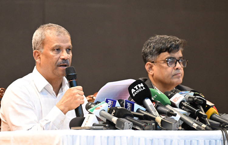 আইন, বিচার ও সংসদ বিষয়ক উপদেষ্টা ড. আসিফ নজরুল আজ ঢাকায় ফরেন সার্ভিস একাডেমিতে উপদেষ্টা পরিষদের সভা শেষে সাংবাদিকদের ব্রিফ করেন। ছবি: পিআইডি