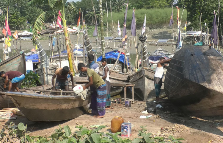 ইলিশের প্রধান প্রজনন মৌসুমের দীর্ঘ ২২ দিনের নিষেধাজ্ঞা কাটিয়ে আবারও ভোলার মেঘনা ও তেঁতুলিয়া নদীতে নামার প্রস্তুতি নিচ্ছেন জেলার প্রায় তিন লাখ জেলে। এরইমধ্যে মাছ শিকারের জাল, নৌকা ও ট্রলারসহ বিভিন্ন উপকরণ প্রস্তুত ও মেরামতের কাজ শুরু করেছেন তারা। ছবি: জাগো নিউজ