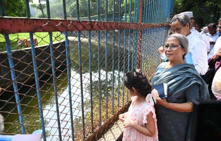 মৎস্য ও প্রাণিসম্পদ উপদেষ্টা ফরিদা আখতার আজ ঢাকায় বাংলাদেশ জাতীয় চিড়িয়াখানা পরিদর্শন করেন। ছবি: পিআইডি