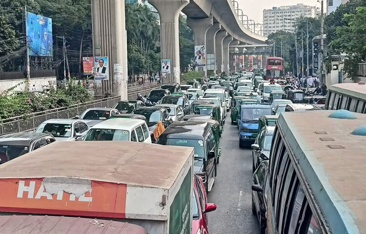 ফার্মগেটের এই ঘটনায় আবারও সামনে আসে শহরের গণপরিবহনের নিরাপত্তা ও অবকাঠামোর বিষয়। নিরাপদ চলাচলের নিশ্চয়তা না থাকলে ছোট একটি দুর্ঘটনাও বড় মানবিক ক্ষতি হয়ে দাঁড়ায়।