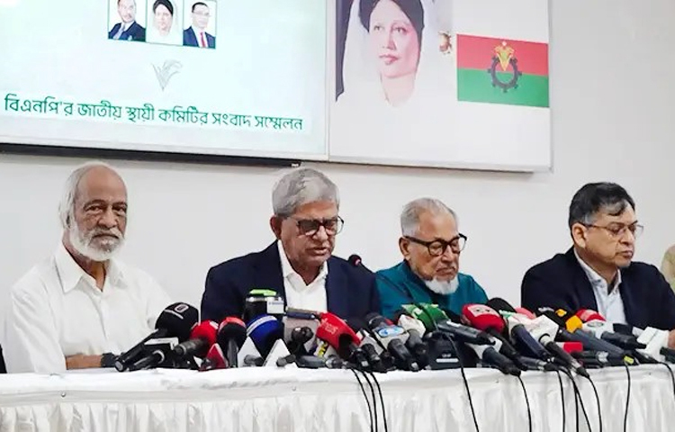 জুলাই সনদ বাস্তবায়নে জাতীয় ঐকমত্য কমিশনের দেওয়া সুপারিশ একপেশে এবং তা জাতির ওপর চাপিয়ে দেওয়া হয়েছে বলে মন্তব্য করেছেন বিএনপির মহাসচিব মির্জা ফখরুল ইসলাম আলমগীর। আজ দুপুরে গুলশানে বিএনপি চেয়ারপারসনের রাজনৈতিক কার্যালয়ে আয়োজিত সংবাদ সম্মেলনে তিনি এসব কথা বলেন। ছবি: জাগো নিউজ