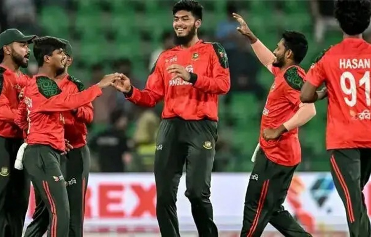 সিরিজ জিতেছে ওয়েস্ট ইন্ডিজ। চট্টগ্রামে টি-টোয়েন্টি সিরিজের তৃতীয় ও শেষ ম্যাচটি কেবলই নিয়মরক্ষার। তবে বাংলাদেশের জন্য ম্যাচটি লজ্জা এড়ানোর মিশন। আজ হারলে যে হোয়াইটওয়াশ হতে হবে লিটন দাসের দলকে। ম্যাচটি শুরু হবে সন্ধ্যা ছয়টায়। ছবি: সংগৃহীত