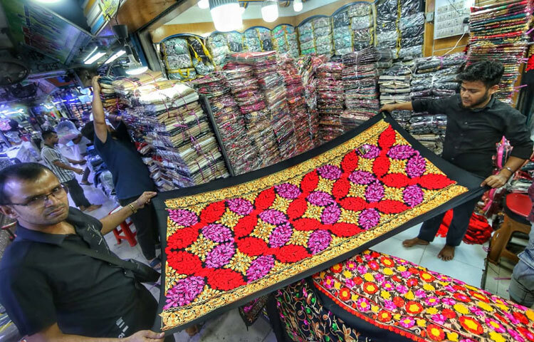 ক্রেতাদের সুবিধার জন্য পাইকারি দোকানগুলোতে নতুন কালেকশন সাজানো হচ্ছে। বিশেষ করে শিশুদের সোয়েটার, ওয়ার্ক ওয়ার্মার জ্যাকেট, হাত মোজা, স্কার্ফ এবং কম্বল বিক্রি বেশি। ঢাকার বাইরের ব্যবসায়ীরা এসব পণ্য সরাসরি কিনে নিয়ে যাওয়ার কারণে বাজারে সরবরাহও ধীরে ধীরে বৃদ্ধি পাচ্ছে।