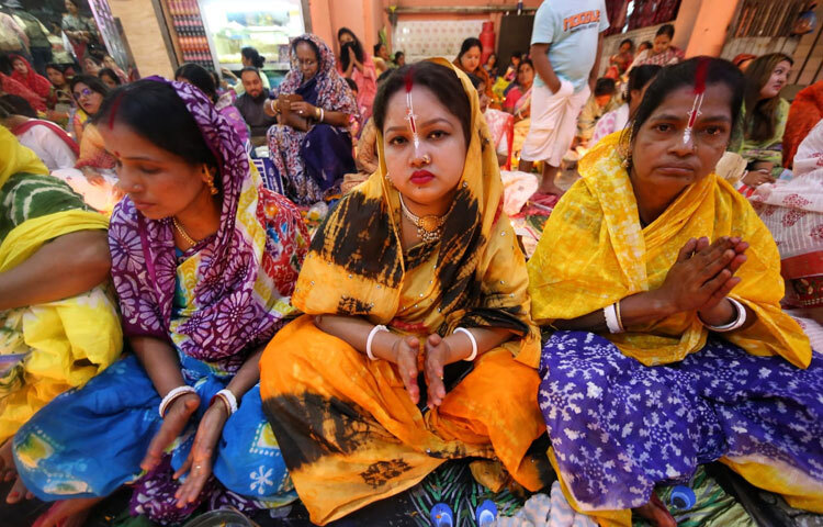 যখন প্রদীপের শিখা নিভে আসে, ধূপের ধোঁয়া মিশে যায় রাত্রির নরম অন্ধকারে, তখন ভক্তদের মনে একটিই অনুভব শান্তি। হয়তো সমস্ত কামনা পূর্ণ হয় না, কিন্তু অন্তর ভরে ওঠে এক গভীর প্রশান্তিতে। সেই প্রশান্তিই রাখের উপবাসের আসল সার্থকতা, বিশ্বাসের মধ্যে খুঁজে পাওয়া আত্মার মুক্তি।