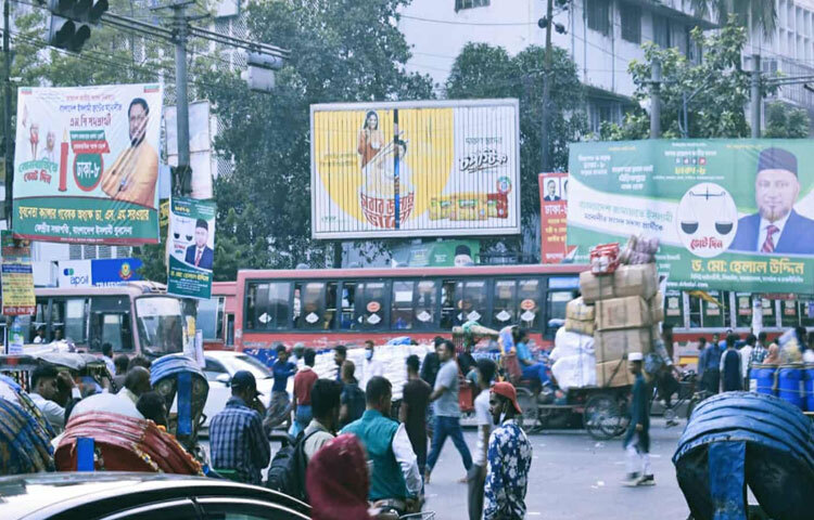 নিউ ইস্কাটন এলাকাটি ঢাকা-৮ আসনের। এ এলাকায় দুই বছর আগে ১৬ ফুট বাই ৬ ফুট সাইজের একটি বোর্ড স্থাপন করে ডিএনসিসি। এই বোর্ডের ওপরের অংশে কালো কালি দিয়ে লেখা ‘পোস্টার লাগানোর নির্ধারিত স্থান’। অথচ সেখানে শুধু টু-লেট সাঁটানো কাগজ দেখা যায়। রাজনৈতিক নেতা ও বিভিন্ন প্রতিষ্ঠানের পোস্টার লাগানো রয়েছে আশপাশের দেওয়ালে। এছাড়া খামারবাড়ি মোড়, ফার্মগেট, তেজগাঁও, নিউ ইস্কাটন এলাকার বোর্ডগুলো এবং আশপাশের দেওয়ালেও একই চিত্র দেখা গেছে।