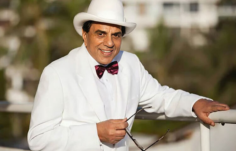 যে যুগে রঙিন ক্যামেরা খুব কম, তখন থেকেই ধর্মেন্দ্রর পর্দায় উপস্থিতি ছিল ‍চোখধাঁধানো। তার সুঠাম দেহ, গভীর দৃষ্টি, নেচারাল হাসি, পর্দার সামনে সহজ ভঙ্গিমা সবই তাকে বলিউডের সবচেয়ে ‘হ্যান্ডসাম’ অভিনেতাদের মধ্যে অন্যতম করে তুলেছিল। শুধু দর্শকই নয়; সহ-অভিনেত্রী, পরিচালক থেকে শুরু করে সমালোচকরাও তার সৌন্দর্য ও উপস্থিতির কথা উচ্চারণ করেছেন বারবার।