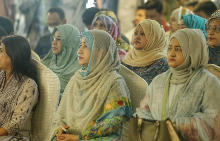 কমিশনের প্রধান মেজর জেনারেল (অব.) আ ল ম ফজলুর রহমান ও অন্য সদস্যরা রাষ্ট্রীয় অতিথি ভবন যমুনায় প্রধান উপদেষ্টার কাছে এই প্রতিবেদন জমা দেন।