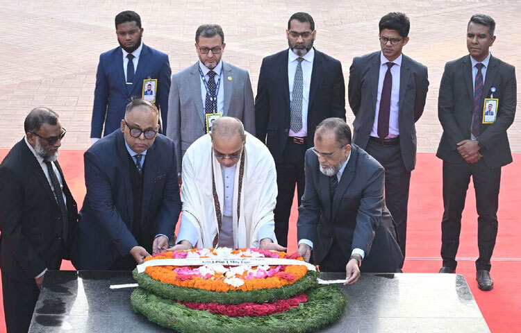 শহীদ বুদ্ধিজীবী দিবস উপলক্ষে প্রধান বিচারপতি সৈয়দ রেফাত আহমেদ আজ ঢাকায় মিরপুরে শহীদ বুদ্ধিজীবী স্মৃতিসৌধে পুষ্পস্তবক অর্পণ করেন। ছবি: পিআইডি