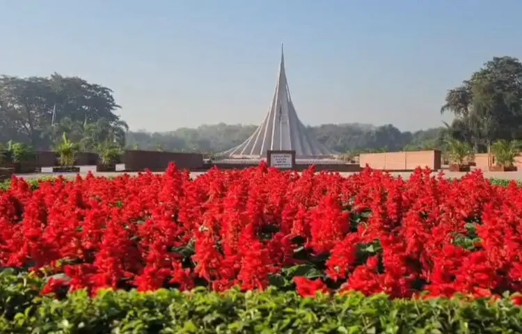 দিনের প্রথম প্রহর থেকেই মানুষের শ্রদ্ধা আর ভালোবাসায় মোড়ানো ফুলে ফুলে ভরে উঠবে স্মৃতিসৌধের শহীদ বেদি। এরই মধ্যে জাতীয় স্মৃতিসৌধকে ধুয়ে মুছে, ফুল আর রং তুলির আঁচড়ে প্রস্তুত করেছে গণপূর্ত বিভাগ। লাল-সবুজে সেজেছে সৌধ এলাকা।