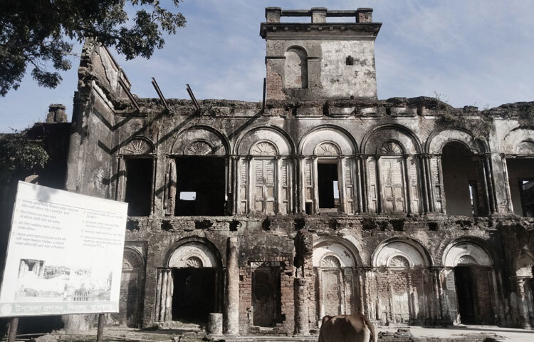 জনশ্রুতি অনুসারে, সতেরো শতকে জমিদারবাড়িটি নির্মাণ করা হয়েছিল। নির্মাণ করেছিলেন পঞ্চানন সেন নামক একজন জমিদার। পঞ্চানন সেন একসময় খুবই দরিদ্র ছিলেন। দিনাজপুর অঞ্চলে তিনি তামাক উৎপাদন করে প্রচুর ধন-সম্পত্তির মালিক হওয়ার পর প্রাসাদটি নির্মাণ করেন। পরে এখানে জমিদারি প্রতিষ্ঠা করেন জয়শংকর ও হেমশংকর নামের দুই ব্যক্তি। ভারত বিভক্তির পর তারা ভারত চলে গেলে বাড়িটি পরিত্যক্ত হয়ে যায়। তেওতা জমিদারবাড়িটি মোট ৭.৩৮ একর জমি নিয়ে স্থাপিত। মূল প্রাসাদের চারপাশে আছে বিভিন্ন স্থাপনা ও একটি বড় পুকুর। প্রাসাদের মূল ভবনটি লালদিঘি ভবন নামে পরিচিত। এখানে একটি নটমন্দির আছে। এ ছাড়াও আছে নবরত্ন মঠ ও বেশ কয়েকটি মঠ। সবগুলো ভবন মিলিয়ে এখানে মোট কক্ষ আছে ৫৫টি।