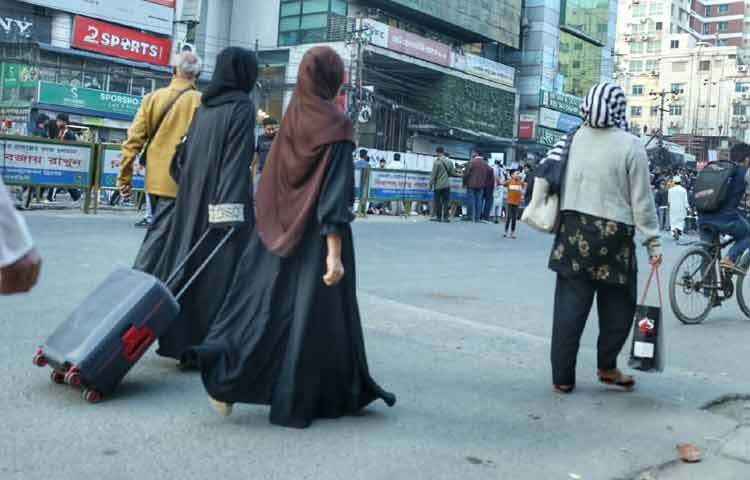 ঘটনাস্থলে তোলা ছবিতে দেখা যায়, বাড্ডা হোসেন মার্কেটের সামনে ব্যারিকেড দিয়ে রাস্তা বন্ধ করে রাখা হয়েছে এবং তার সামনে অবস্থান নিয়ে বক্তব্য দিচ্ছেন লং মার্চে অংশ নেওয়া ব্যক্তিরা।
