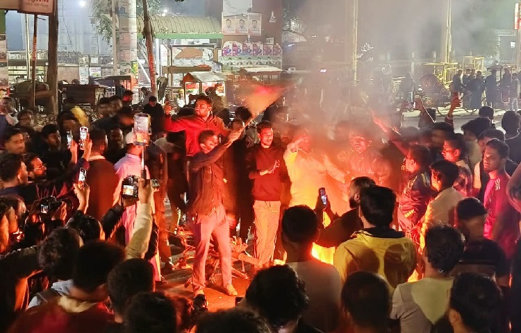 আগুন জ্বালিয়েও বিক্ষোভ করতে দেখা গেছে অনেককে।