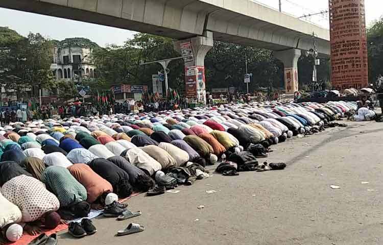 আন্দোলনকারীদের দাবি, হাদীর হত্যাকাণ্ডের বিচার নিশ্চিত না হওয়া পর্যন্ত তারা শাহবাগ ছাড়বেন না। এদিকে অবরোধের কারণে আশপাশের এলাকায় যান চলাচল ব্যাহত হচ্ছে বলে জানিয়েছে সংশ্লিষ্টরা।