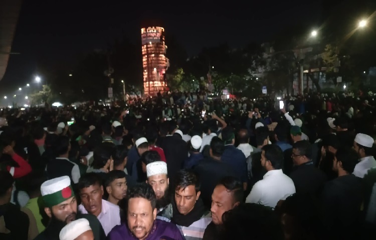 জুলাই ভাস্কর্যের পাদদেশে জুলাই আন্দোলনে অংশ নেওয়া বিভিন্ন প্ল্যাটফর্মের সদস্যদের পাশাপাশি ঢাকা বিশ্ববিদ্যালয় কেন্দ্রীয় ছাত্রসংসদের (ডাকসু) সদস্যরাও রয়েছেন। সবাই এখন এক মঞ্চ থেকে স্লোগান দিচ্ছে।