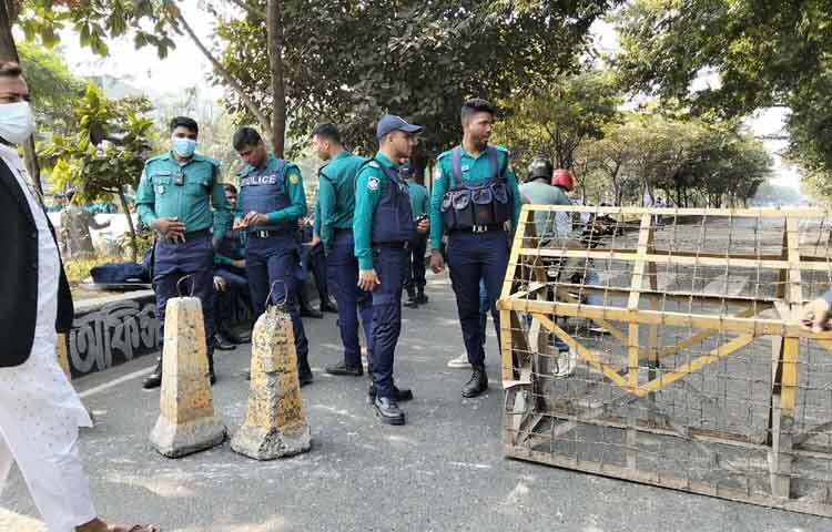 তবে মুসল্লিদের অনেকে এমন কড়া নিরাপত্তা তল্লাশি নিয়ে বিরূপ মন্তব্য করেছেন। তাদের দাবি, হাদি জীবিত থাকা অবস্থায় যদি তার নিরাপত্তা ব্যবস্থা করা হতো, হয়তো তাকে গুলিতে মরতে হতো না।