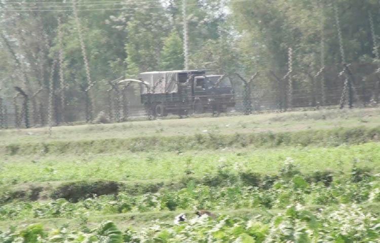 লালমনিরহাটের পাটগ্রামে বহুল আলোচিত তিনবিঘা করিডোর সংলগ্ন দহগ্রাম-আঙ্গরপোতা সীমান্তে অবৈধভাবে অনুপ্রবেশের অভিযোগে বিএসএফের এক সদস্যকে আটক করেছে বর্ডার গার্ড বাংলাদেশ (বিজিবি)। আজ ভোরে উপজেলার দহগ্রাম ইউনিয়নের আবুলের চর সীমান্ত এলাকায় বাংলাদেশের অভ্যন্তরে এক ব্যক্তির বাড়ি থেকে তাকে আটক করা হয়। ছবি: জাগো নিউজ