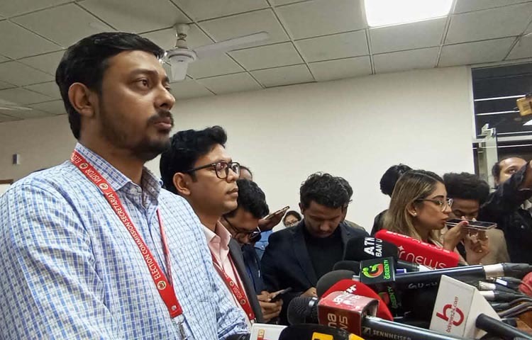 আগামী ১২ ফেব্রুয়ারি ভোটের তারিখ ঠিক রেখে তফসিলের অন্যান্য দিন সংশোধনের দাবি জানিয়েছে জাতীয় নাগরিক পার্টি (এনসিপি)। প্রধান নির্বাচন কমিশনারের সঙ্গে বৈঠক শেষে সাংবাদিকদের সঙ্গে এ বিষয়ে কথা বলেন এনসিপির মূখ্য সমন্বয়ক নাসীরুদ্দিন পাটওয়ারী। ছবি: সংগৃহীত