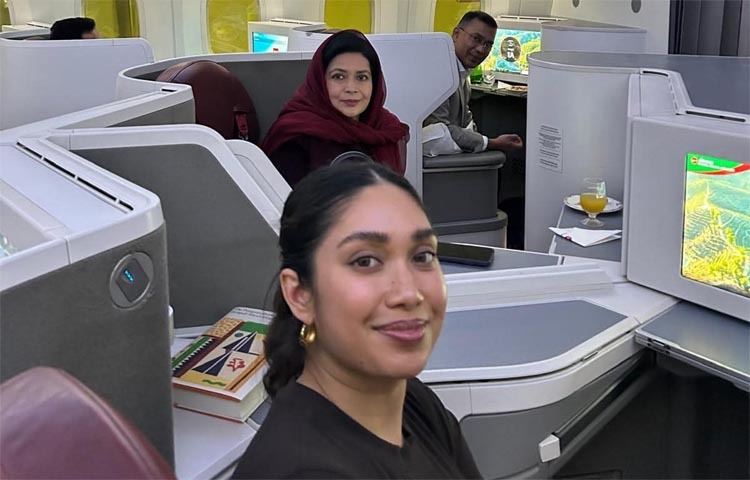 ২৫ ডিসেম্বর সকালে তারেক রহমান ও তার স্ত্রী-কন্যাকে বহনকারী বিমান বাংলাদেশ এয়ারলাইনসের একটি উড়োজাহাজ বাংলাদেশের আকাশসীমায় প্রবেশ করে।